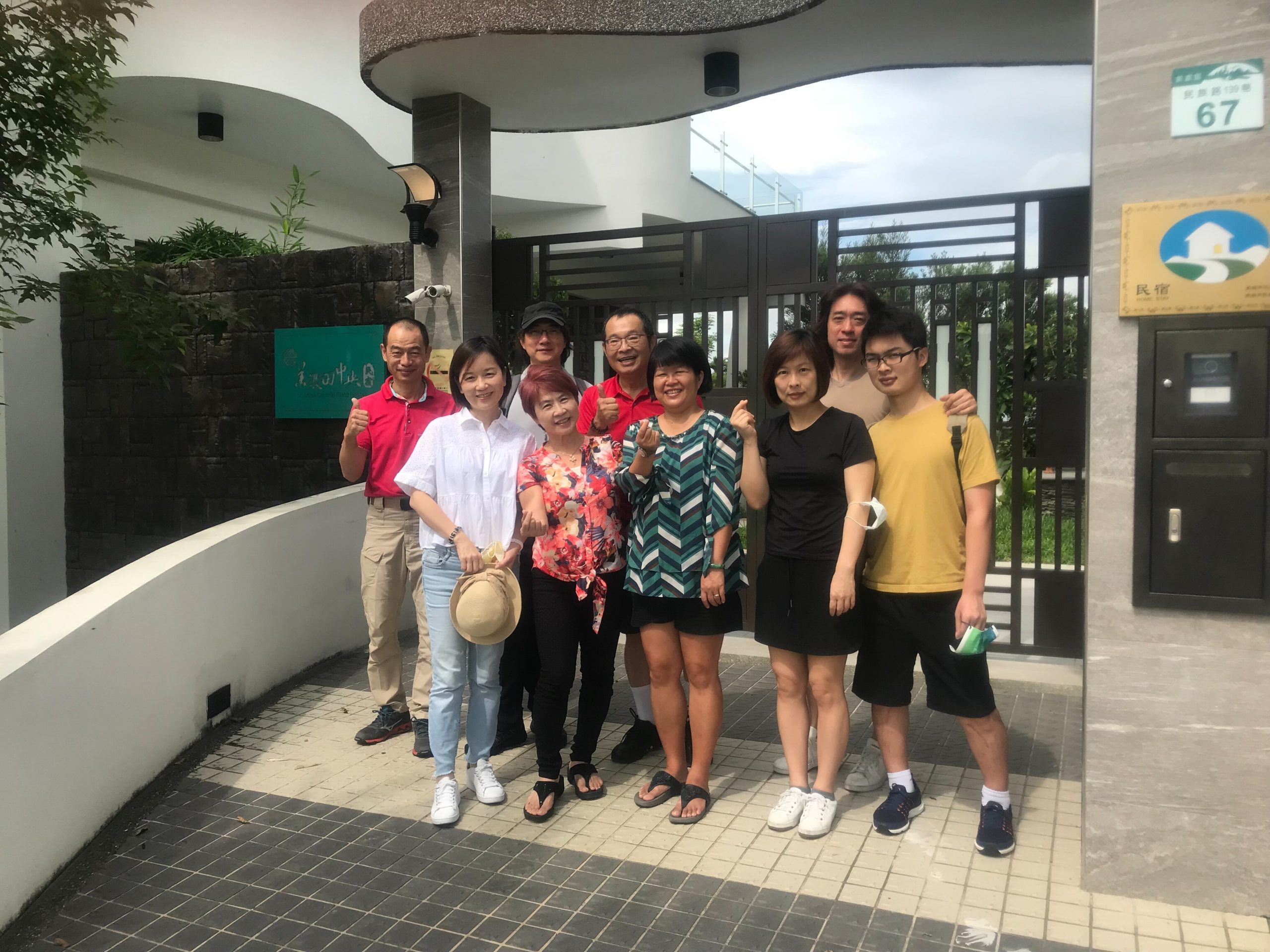 旅客於美濃田中央的合影