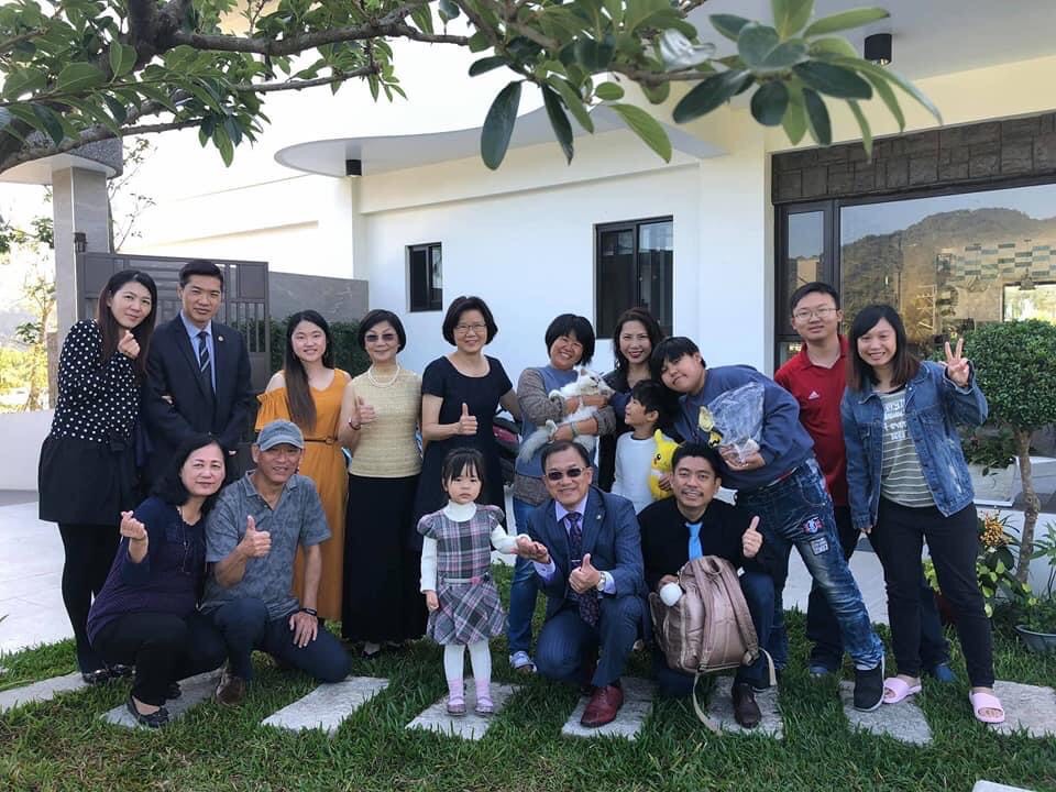 旅客於美濃田中央的合影