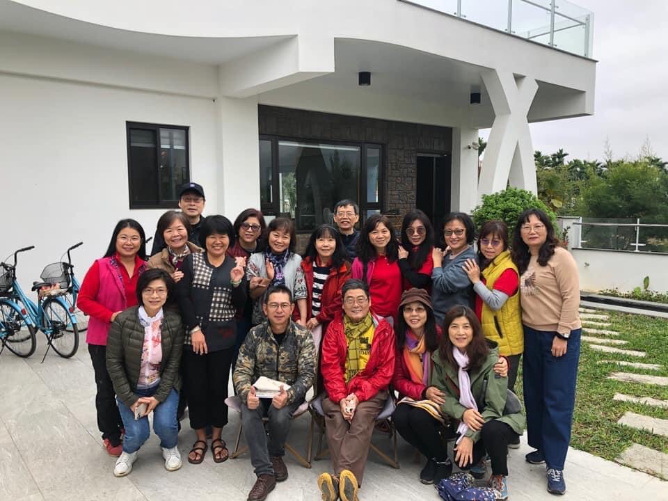 旅客於美濃田中央的合影