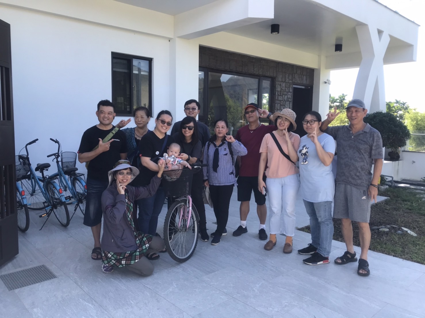 旅客於美濃田中央的合影