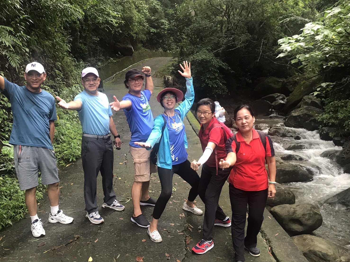 旅客於美濃田中央的合影