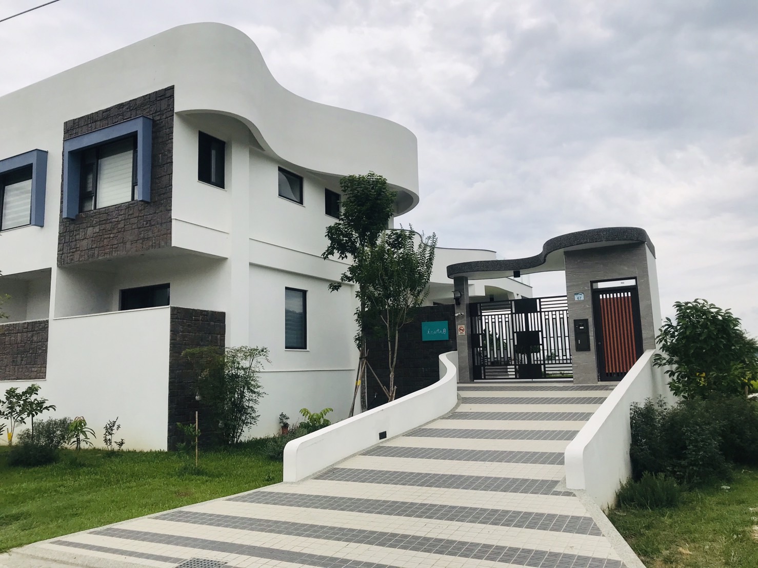 民宿主人楊裕明與鄭惠華